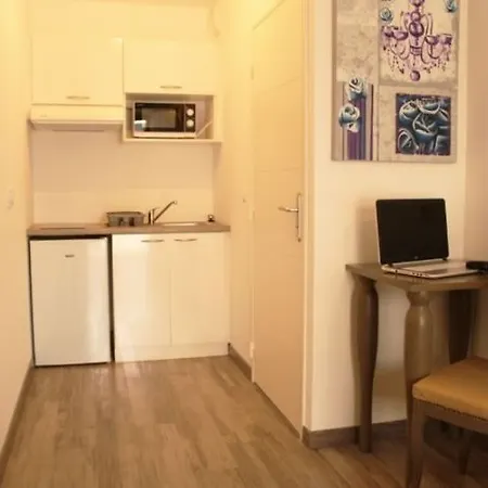 アパートホテル Adonis Aix En Provence 3*